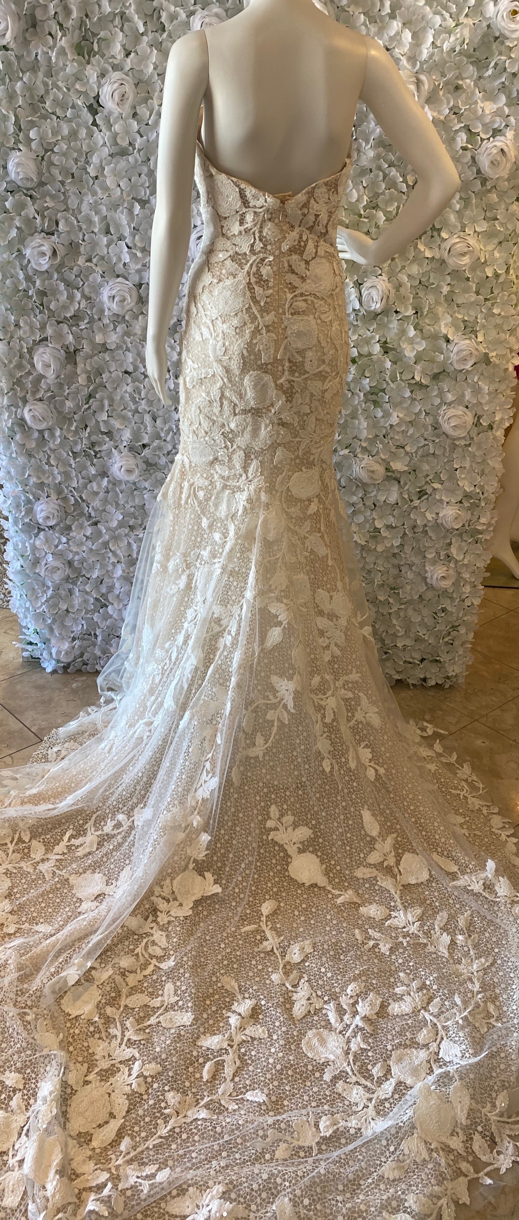 pronovias gold dress Meet the new lace mermaid gown from Pronovias Prive Romantic lace, sculpted elegance, and pure bridal magic. @pronovias #pronovias #brdetobe #kcbrides #weddinggowns #mermaidweddingdress